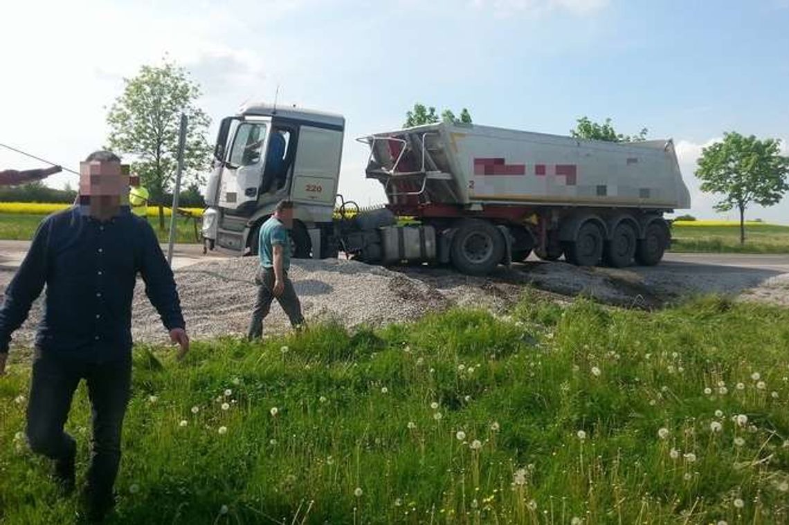 Zdrapy: Ciężarówka wywróciła się na drodze Lublin-Kraśnik Zdrapy: Ciężarówka wywróciła się na drodze Lublin-Kraśnik