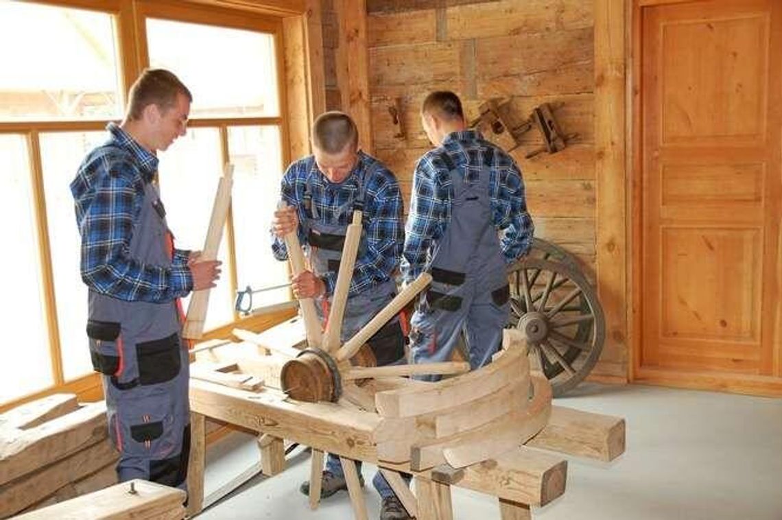 Zdun, tkacz, a może rymarz? Ginących zawodów uczą w Roskoszy