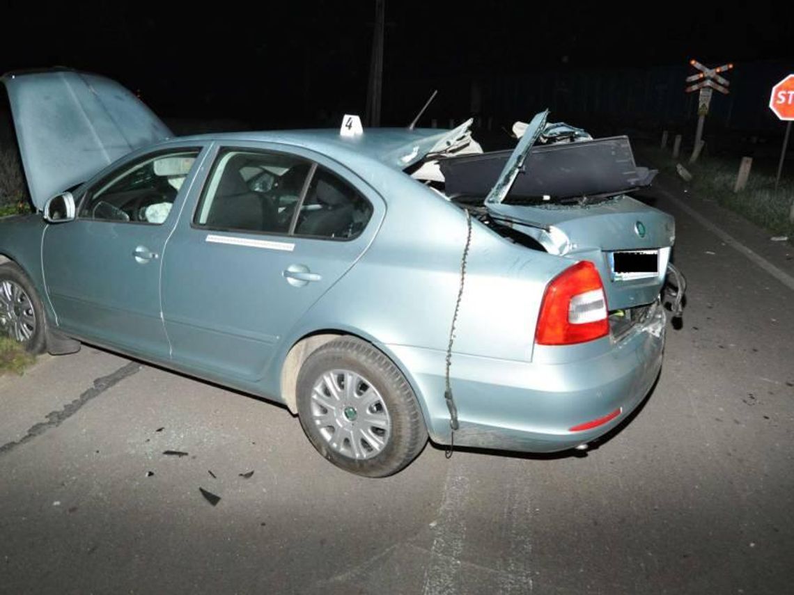 Żdżary: Zderzenie samochodu z pociągiem. Ranne dwie osoby