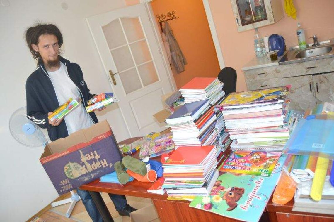 Zebrał piórniki i zawiózł na Madagaskar Zebrał piórniki i zawiózł na Madagaskar