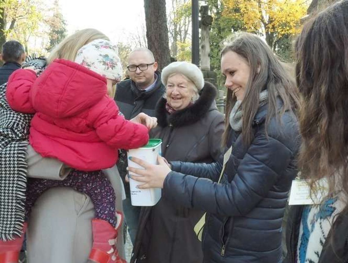Zebrali 80 tys. zł na odnowę nagrobków na cmentarzu przy ul. Lipowej