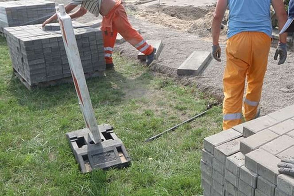 Zebrali podpisy ws. budowy chodnika Zebrali podpisy ws. budowy chodnika
