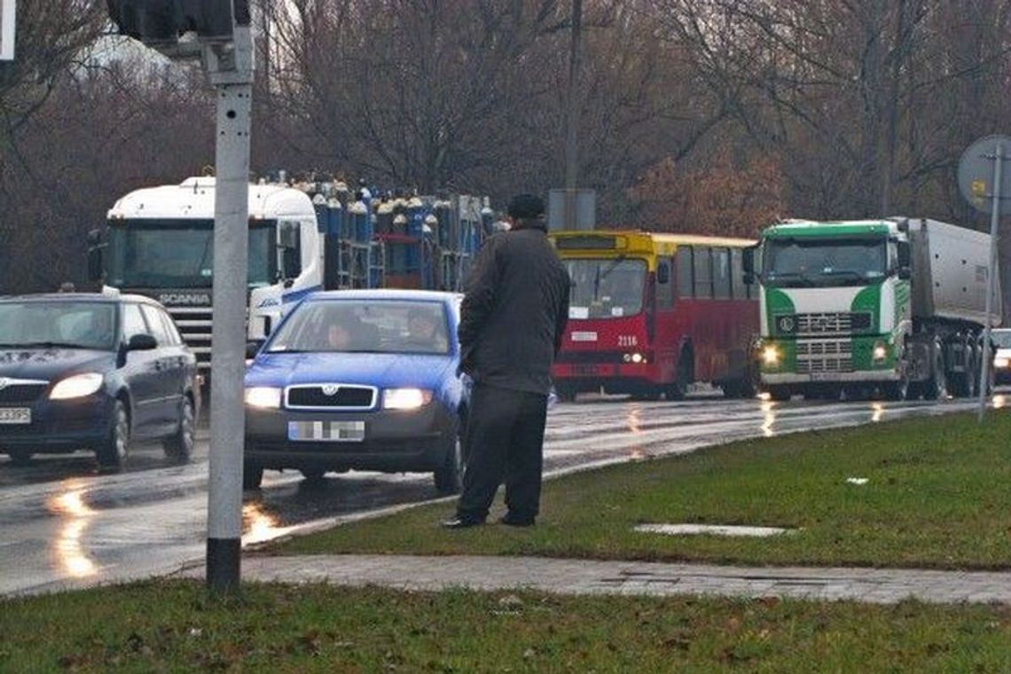 Żebrzący na drogach rozpraszają kierowców Żebrzący na drogach rozpraszają kierowców
