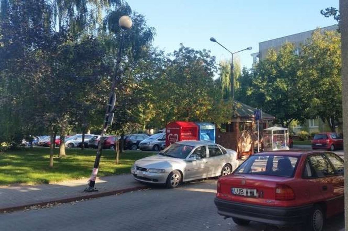 Żeby nie spadła nikomu na głowę. Zajmą się krzywą latarnią na Czechowie Żeby nie spadła nikomu na głowę. Zajmą się krzywą latarnią na Czechowie