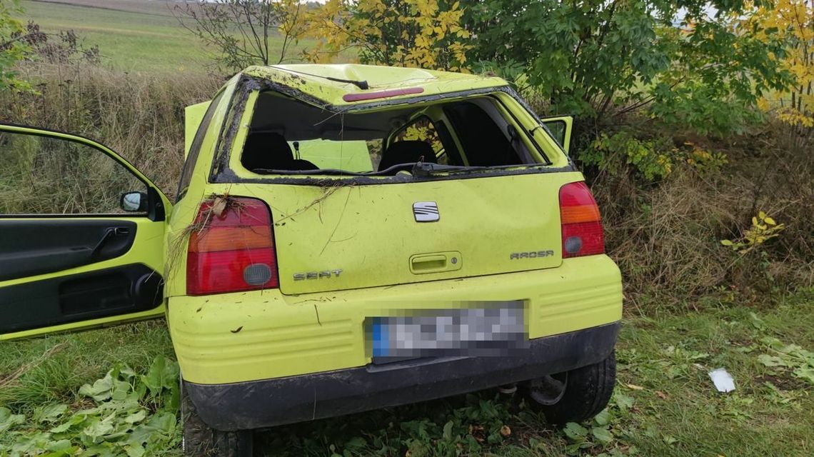 Żeby uniknąć zderzenia, zjechała na pobocze. Seat dachował Żeby uniknąć zderzenia, zjechała na pobocze. Seat dachował