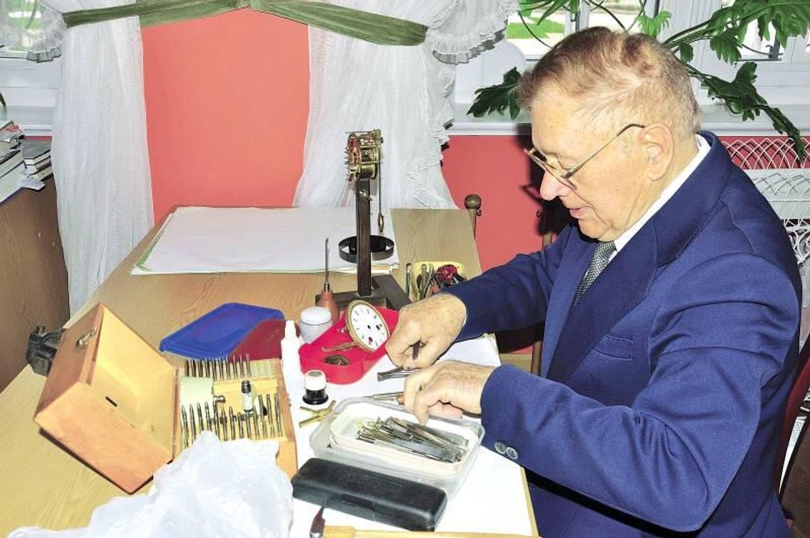 Zegary w Kozłówce mają swojego opiekuna Zegary w Kozłówce mają swojego opiekuna