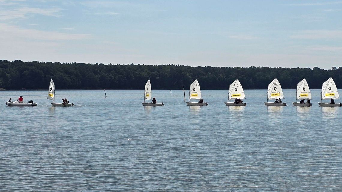 Żeglarska zabawa nad Zalewem Zemborzyckim