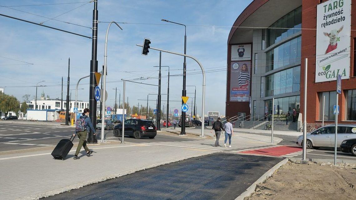 Żeliwne słupki z herbem: Żeby nie parkowali na chodniku