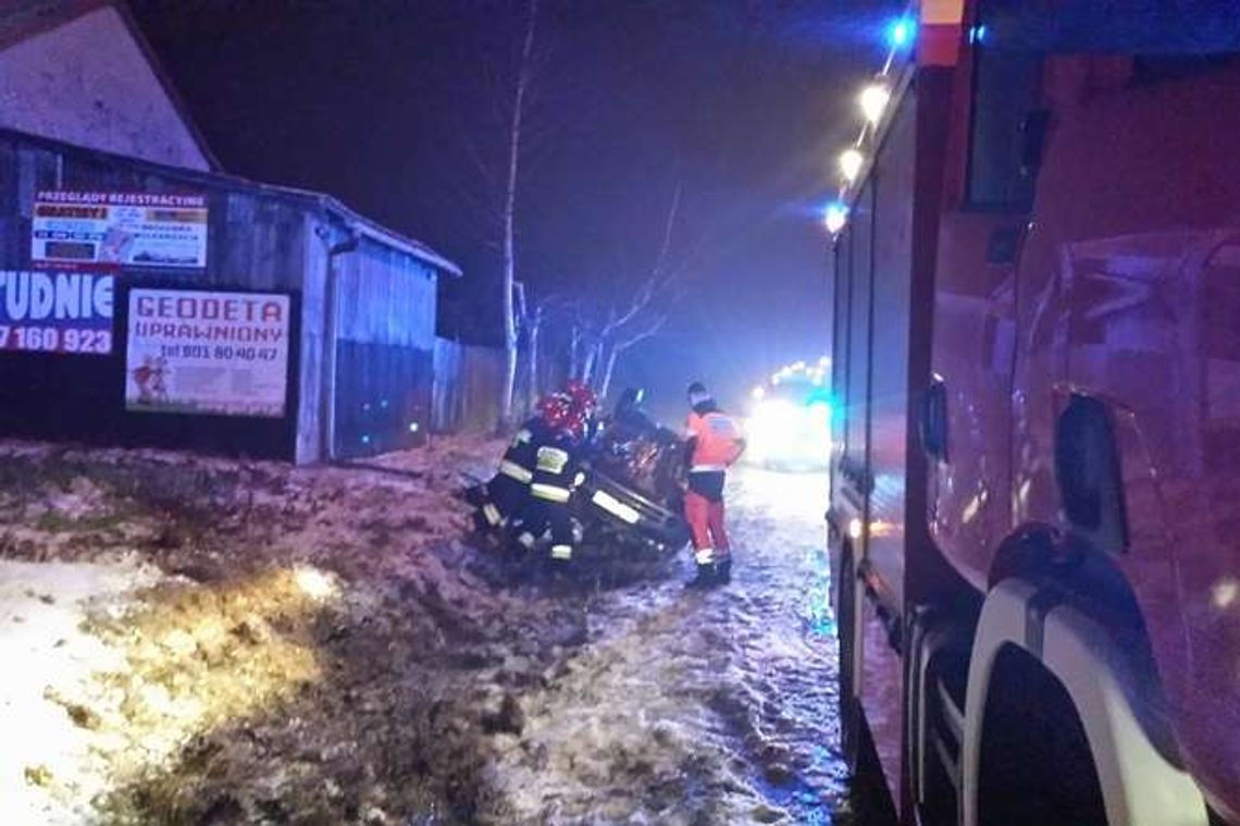 Zemborzyce: Auto dachowało w rowie, droga jak lodowisko