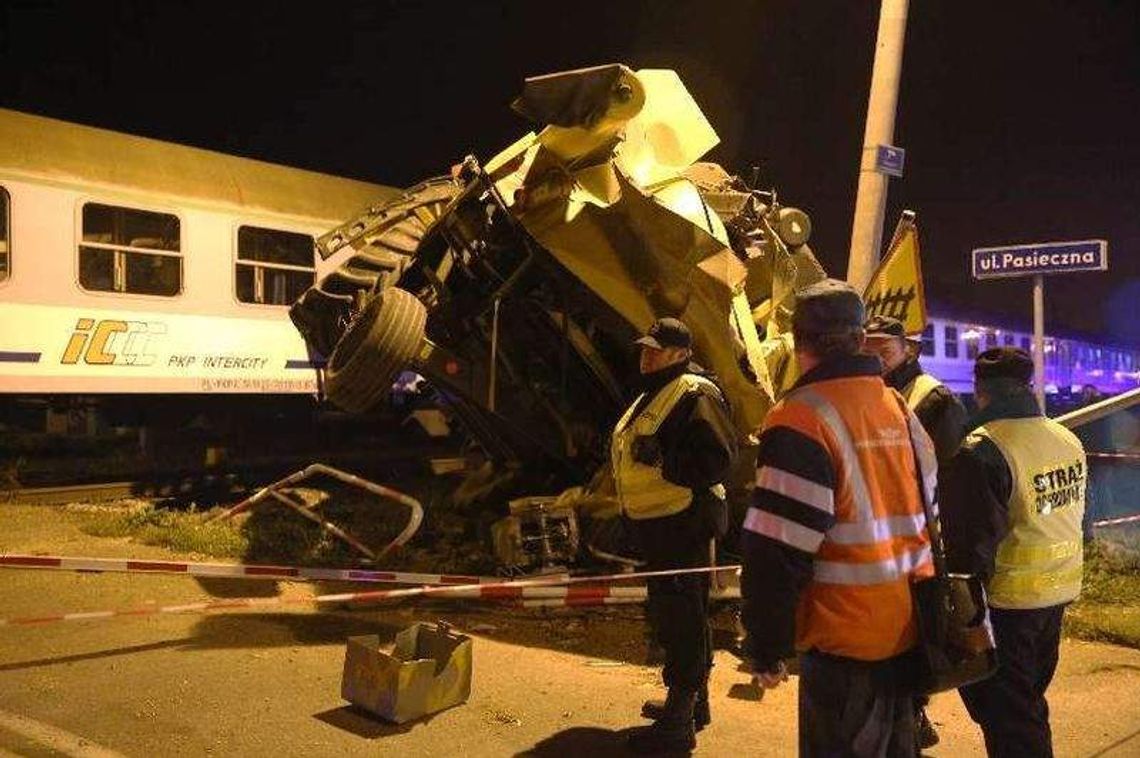 Zemborzyce: Pociąg uderzył w kombajn Zemborzyce: Pociąg uderzył w kombajn