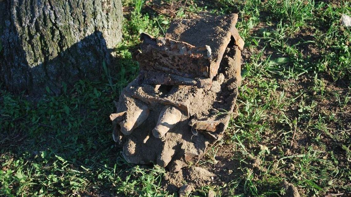 Żerocin: Wykopali pocisk podczas budowy wodociągu [zdjęcia]