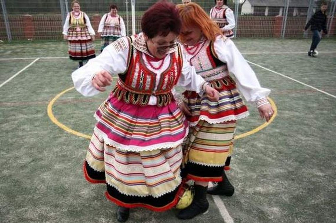 Zespół \"Jarzębina\" śpiewa nowe \"Koko...\" po Euro 2012