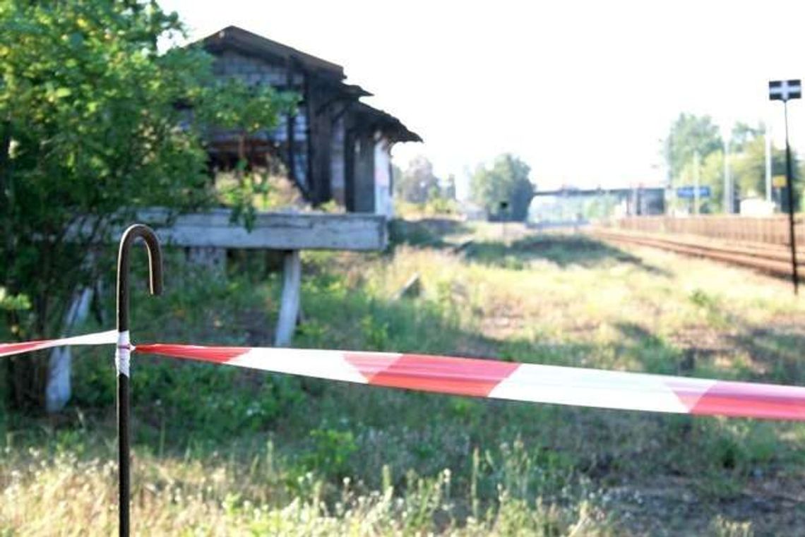 Zgliszcza na starym dworcu w Puławach. Kazali zabezpieczyć, powiesili taśmę
