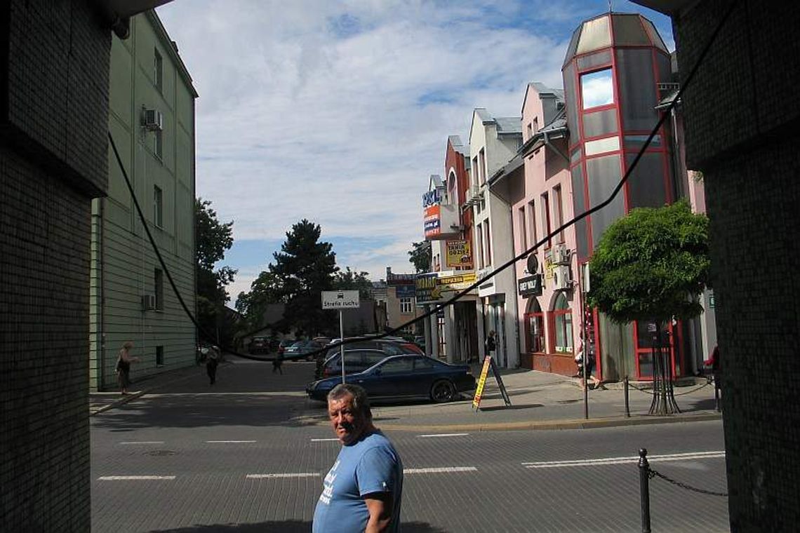 Zgłosił wiszący kabel zagrażający przechodniom. Co zrobili urzędnicy? Zgłosił wiszący kabel zagrażający przechodniom. Co zrobili urzędnicy?