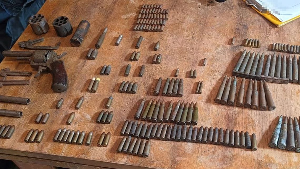 Zgłosił włamanie, wpadł przez arsenał. Zaskakujące odkrycie w Poniatowej Zgłosił włamanie, wpadł przez arsenał. Zaskakujące odkrycie w Poniatowej