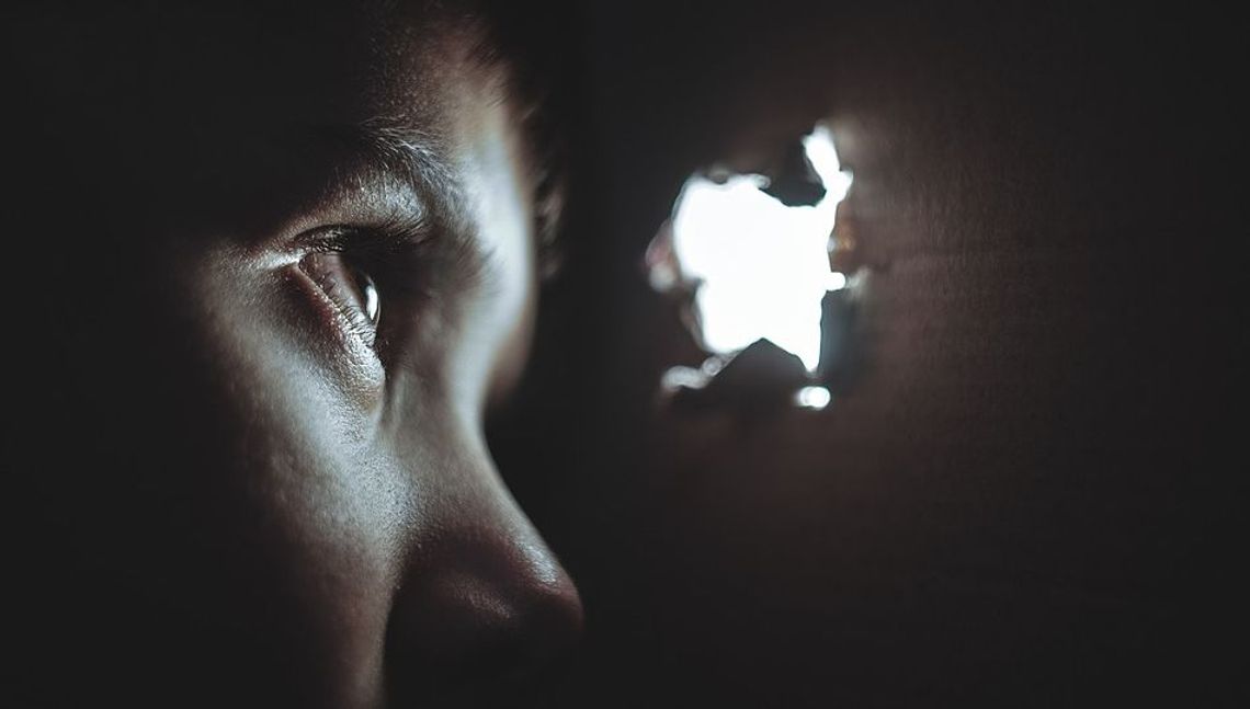 Zgotowała córce piekło w domu. Dziecko nie wytrzymało i skoczyło z 4 piętra