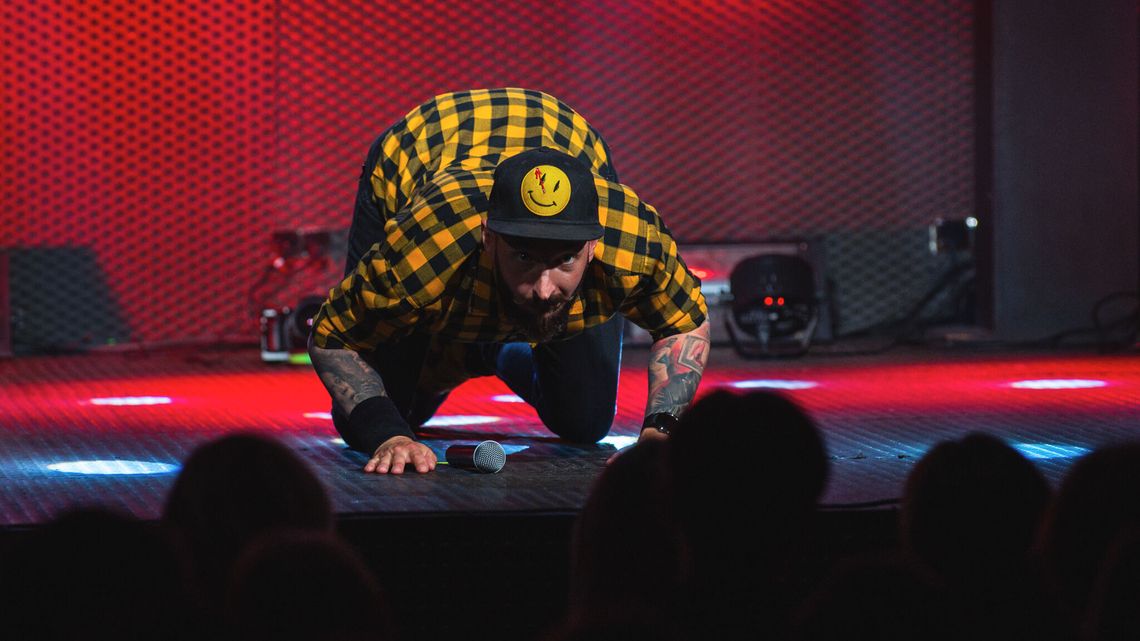 Zgrzyt pełen śmiechu. Stand up Adama Van Bendlera