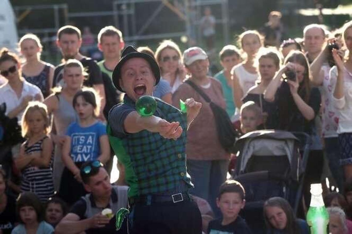 Zieją ogniem, żonglują, chodzą po ścianie. Rozpoczął się Carnaval Sztukmistrzów