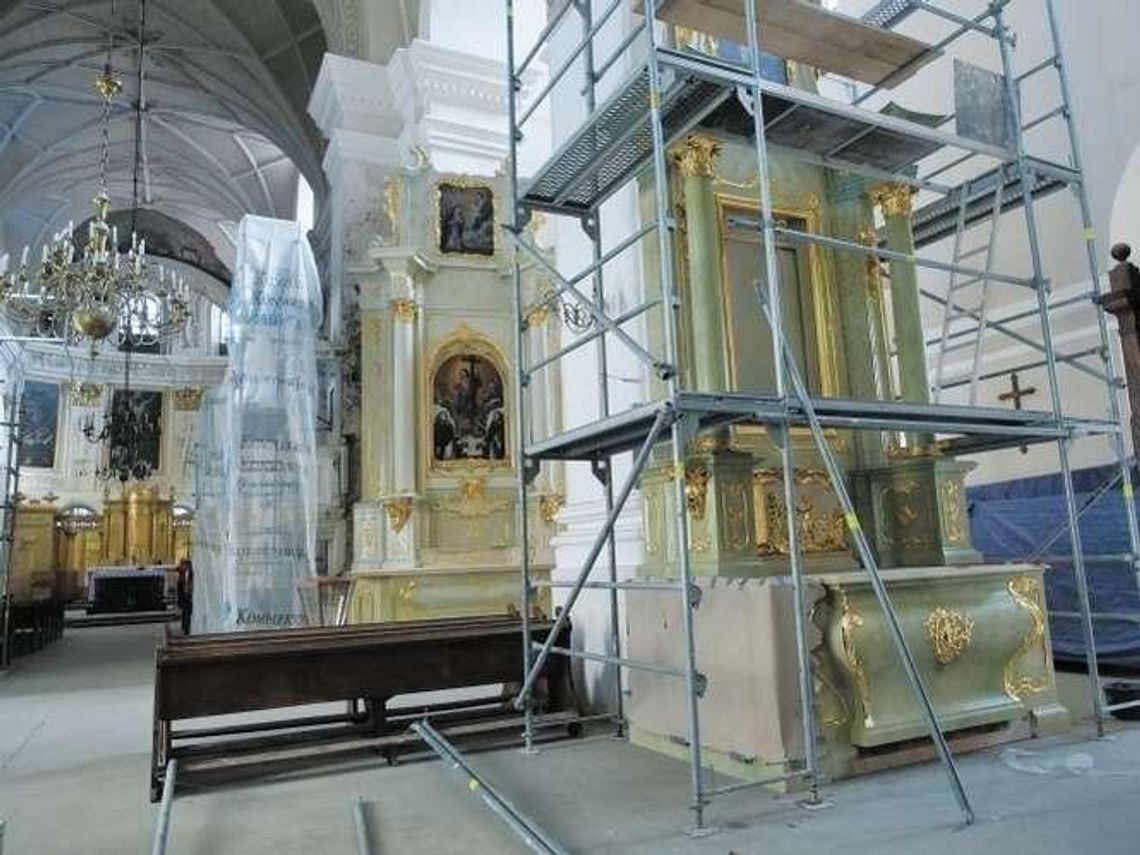 Zielonkawe ołtarze, seledynowy chór. Trwa remont w bazylice o. Dominikanów
