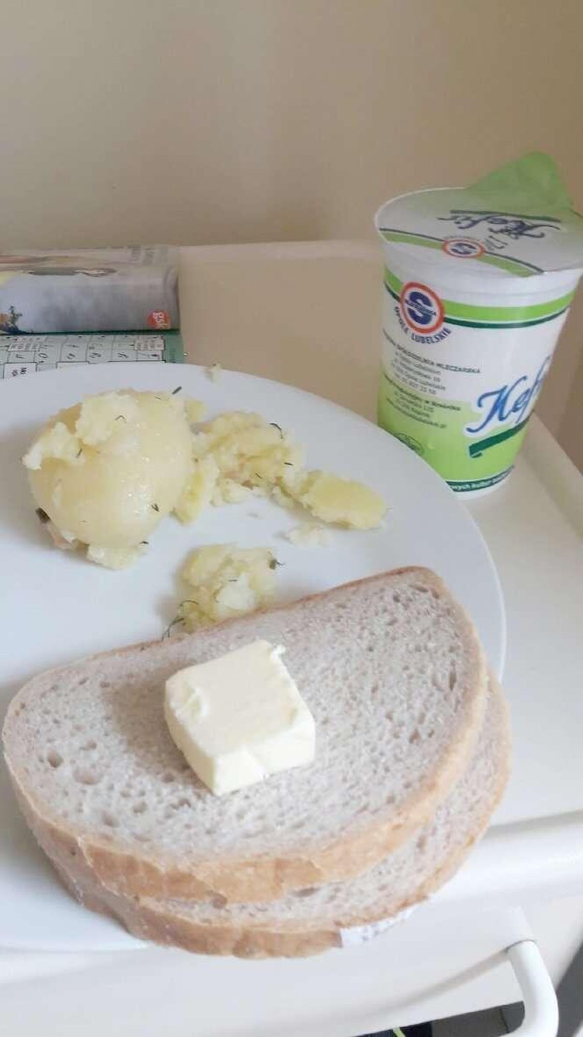 Ziemniaki z chlebem, kefir i masło. Taką kolację dostała pacjentka w lubelskim szpitalu
