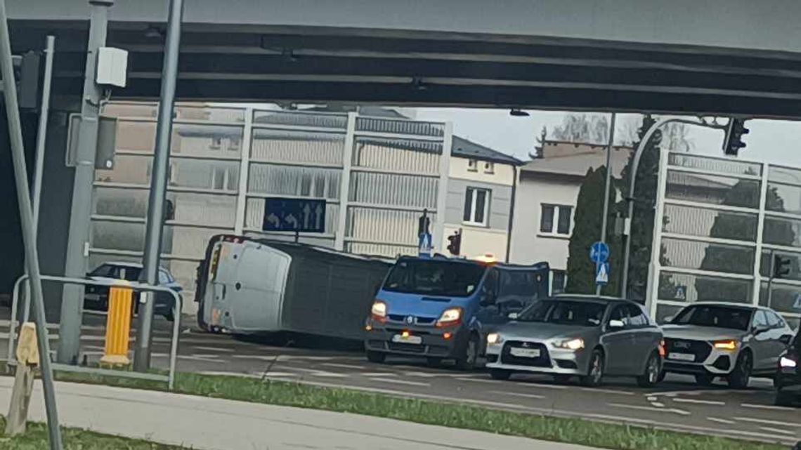 Zignorował czerwone. Auto przewróciło się na bok