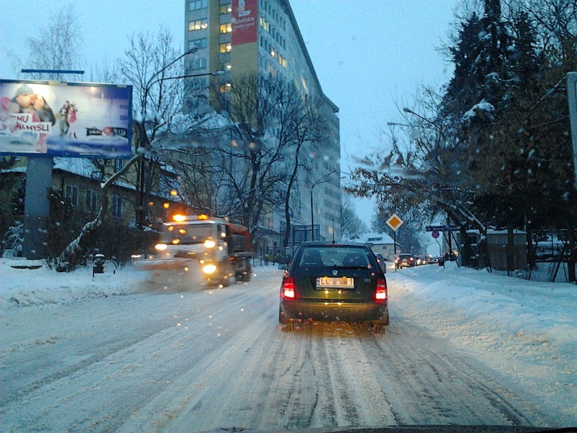 Zima atakuje. Trudne warunki na drogach, nieodśnieżone chodniki Zima atakuje. Trudne warunki na drogach, nieodśnieżone chodniki