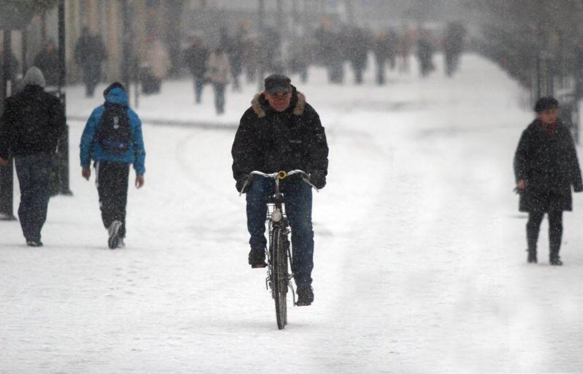 Zima na drogach Lublina i regionu. Śnieg utrudnia jazdę (relacja)