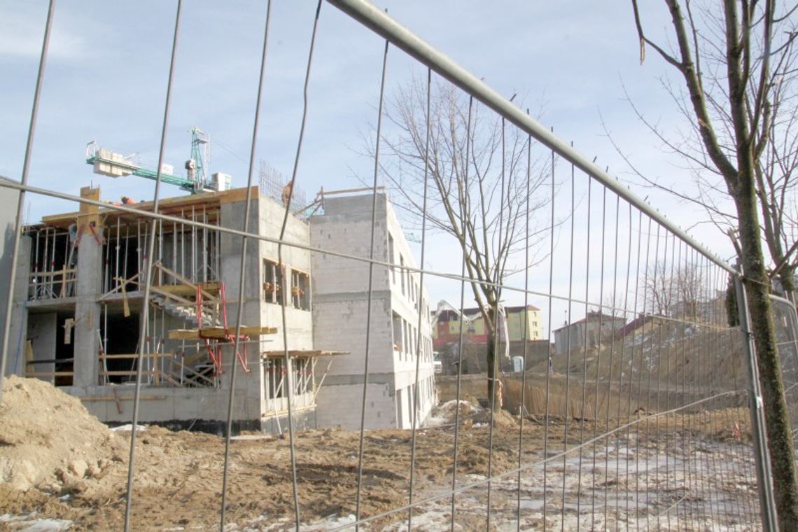 Zima nie przeszkadza w rozbudowie szpitala w Białej Podlaskiej