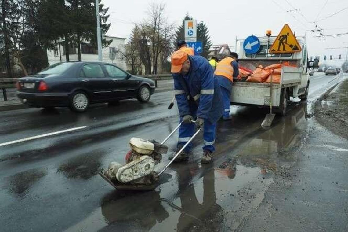 Zima niszczy asfalt. Drogowcy łatali już 30 ulic w Lublinie