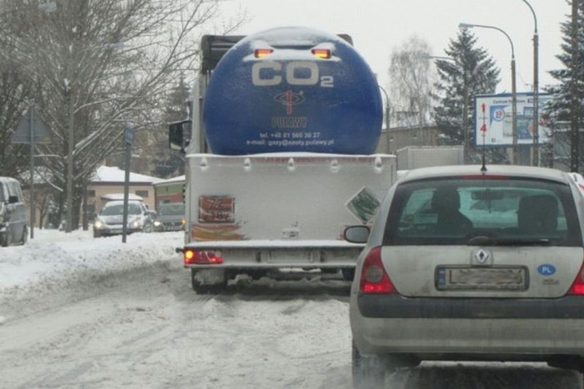 Zima w Lublinie: Ciężarówki zablokowały ulicę Krańcową