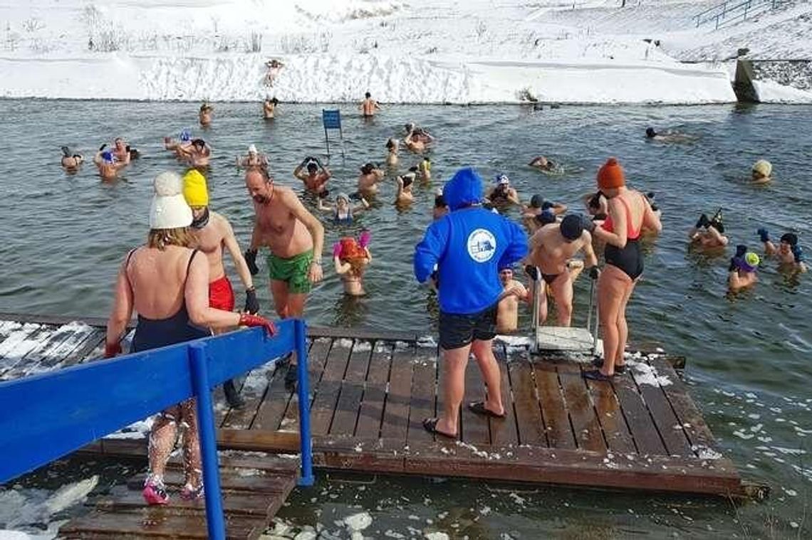 Zima wróciła, morsy się cieszą. Niedzielna kąpiel w Bystrzycy [zdjęcia, wideo]