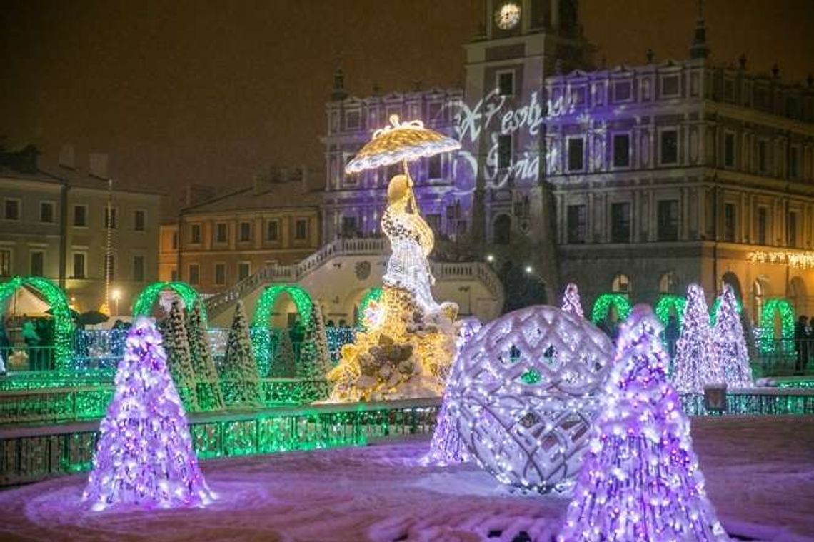 Zima zawitała do Zamościa. Piękny wieczór na Rynku Wielkim. Dzisiaj popada także w Lublinie, ale idzie ocieplenie [zdjęcia]