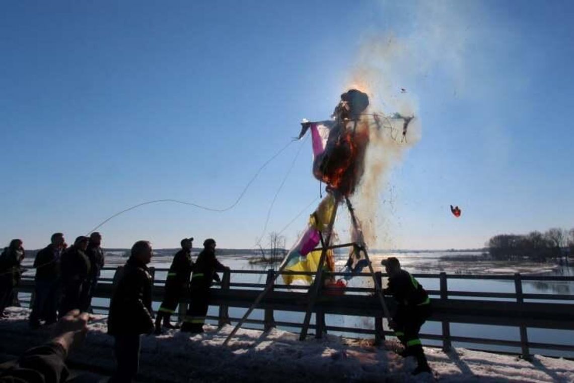 Zimo precz. 8-metrowa marzanna utonęła w Wieprzu (zdjęcia)