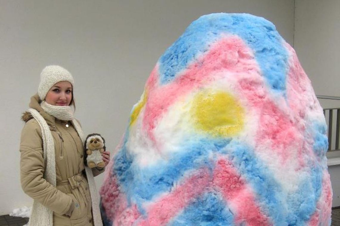 Zimowa Wielkanoc. Zając i pisanki ze śniegu (Wasze zdjęcia)