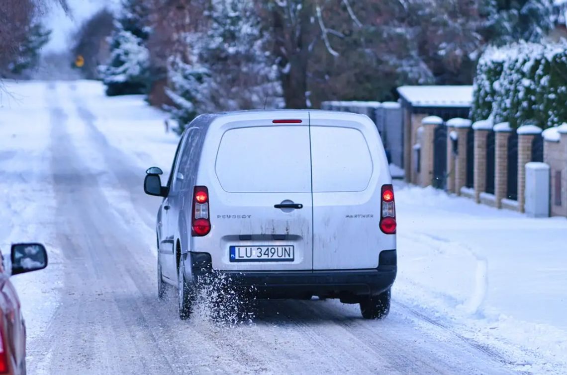 Zimowe warunki na drogach. Jak zadbać o bezpieczeństwo?