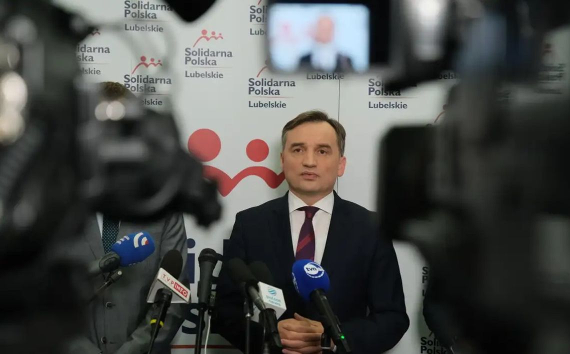 Ziobro nie złoży mandatu i zapowiada walkę z rządem Tuska z Budapesztu