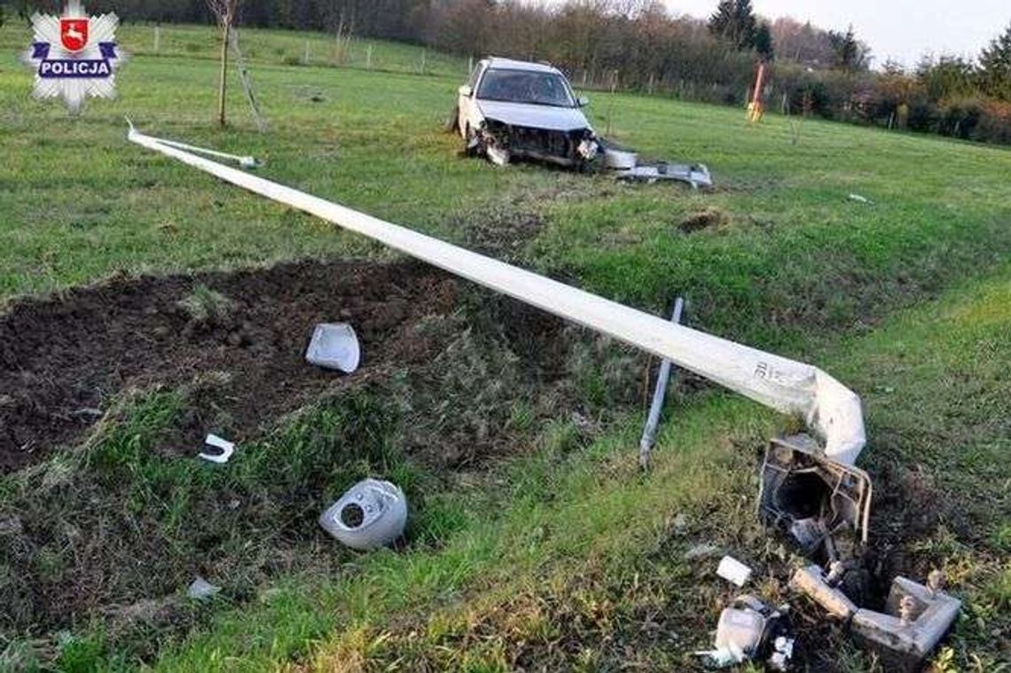 Zjechał do rowu i ściął latarnię. Zatrzymał się na polu (zdjęcia) 