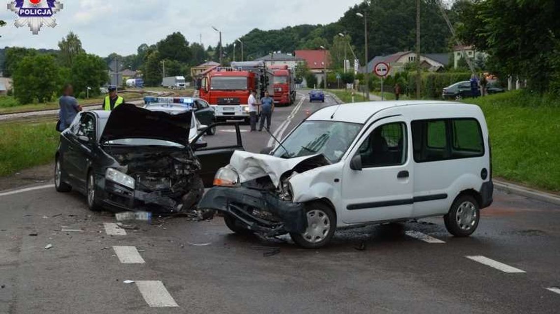 Zjechał na przeciwny pas, dwie osoby w szpitalu 