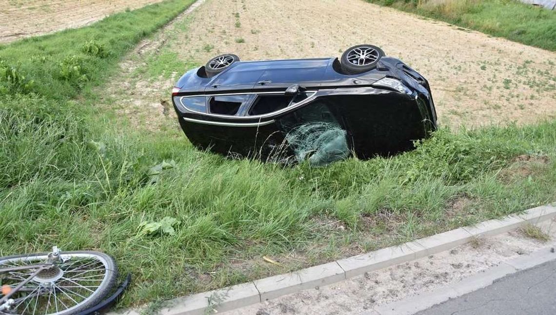 Zjechał z chodnika prosto pod samochód. 76-latek nie żyje