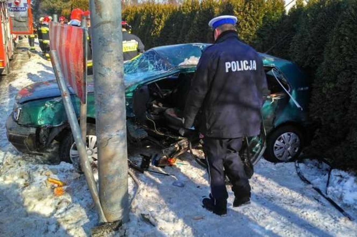 Zjechał z drogi i rozbił samochód na słupie. Kierowca zmarł, pasażer w szpitalu