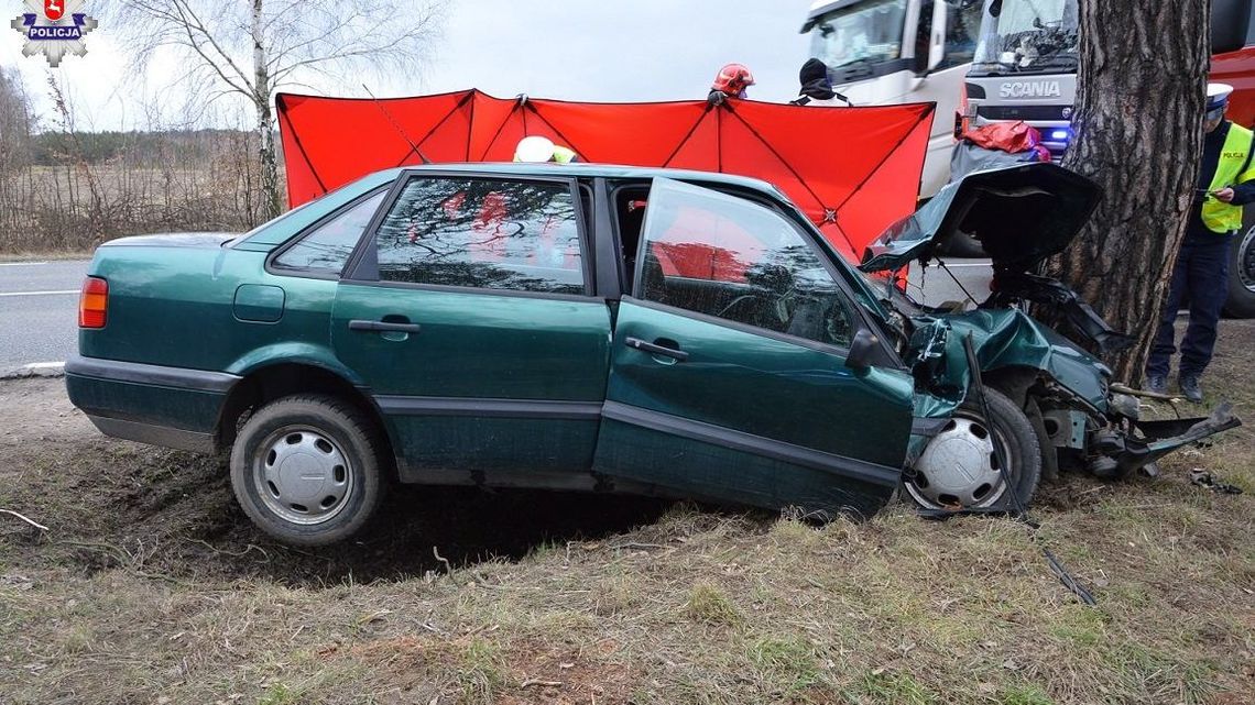 Zjechał z drogi i rozbił się na drzewie. 64-latek zginął na miejscu