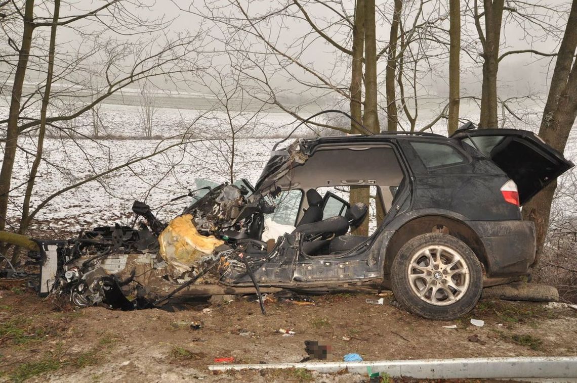 Zjechał z drogi i uderzył w drzewo. Kierowca jest w śpiączce Zjechał z drogi i uderzył w drzewo. Kierowca jest w śpiączce