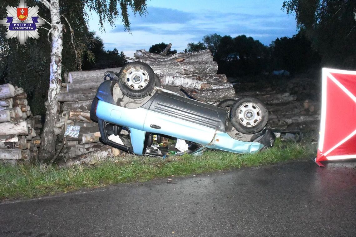 Zjechał z drogi i uderzył w stos drewna. Życia kierowcy nie udało się uratować Zjechał z drogi i uderzył w stos drewna. Życia kierowcy nie udało się uratować