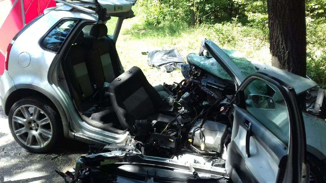 Zjechał z drogi, rozbił auto na drzewie. Zginął na miejscu, pasażerka w ciężkim stanie