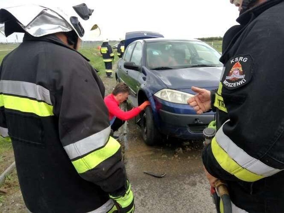 Zjechał z jezdni na ekspresówce i wpadł do rowu Zjechał z jezdni na ekspresówce i wpadł do rowu