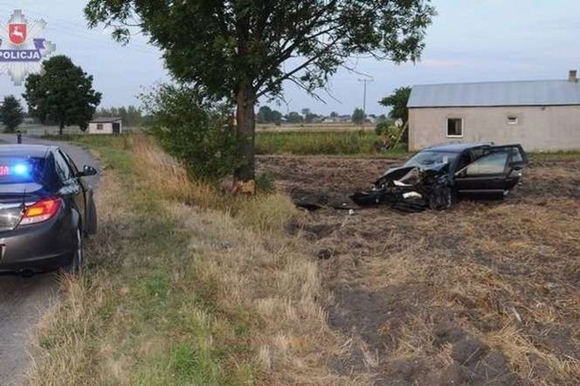 Zjechała z drogi, uderzyła w drzewo. 7 osób w szpitalu