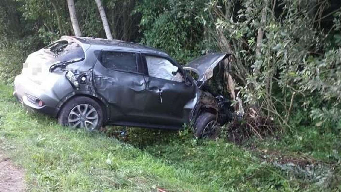 Zjechali z drogi, dachowali i rozbili się na drzewie. Nic im się nie stało, byli pijani