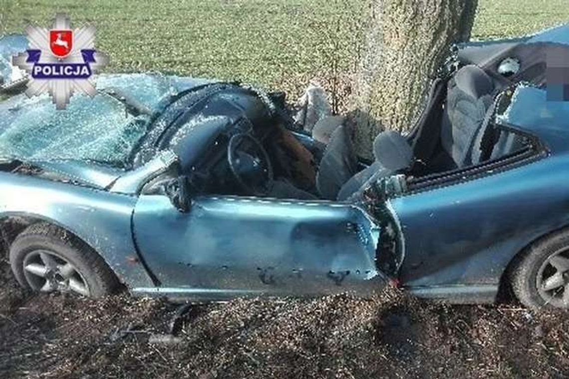 Zjechali z drogi i rozbili się na drzewie. 18-latka zginęła, kierowca w szpitalu