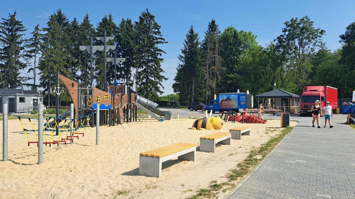 Zjeżdżalnia nad zalewem parzy. Trzeba ją jakoś schłodzić