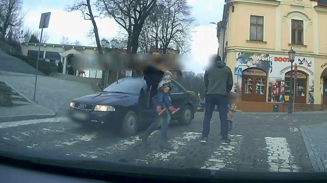 Złapała dziecko i ratowała się ucieczką z przejścia przed samochodem Złapała dziecko i ratowała się ucieczką z przejścia przed samochodem